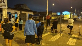 Imagen de familiares de reclusos en los exteriores de la Cárcel de Machala, al conocerse que habrá un nuevo traslado de reos, la noche del lunes 24 de noviembre. (Fabricio Lapo/Ecuavisa)