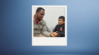 Gael, niño con atrofia muscular, junto a su padre. (Cortesía)