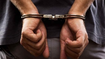 Imagen referencial de una persona detenida. (Internet)