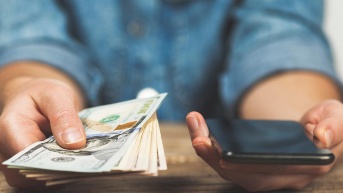 Persona con dinero en su mano. (Foto: Internet)