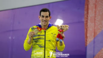 Esteban Enderica en la premiación, tras ganar medalla de oro en los Juegos Bolivarianos (Foto: Comité Olímpico Ecuatoriano)