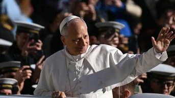 El papa León XIV, líder espiritual de los católicos, asumió el cargo en mayo tras la muerte de su predecesor, el papa Francisco. (AFP vía Getty Images)