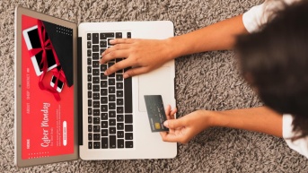 Imagen referencial para graficar una compra en línea por el Black Friday. (Cortesía)