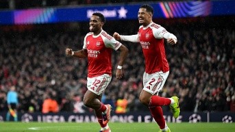 El defensa del Arsenal, Jurrien Timber, celebra su gol contra el Bayern Múnich por la quinta jornada de la Champions League (Foto: AFC Pics)