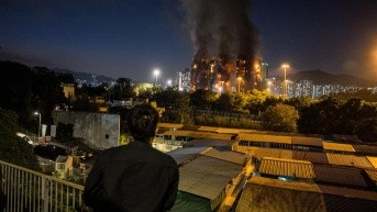 El incendio de varios bloques de viviendas en el distrito de Tai Po en Hong Kong. (EFE)