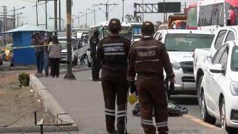 Imagen de personal de Criminalística en el sitio donde asesinaron a un taxista en Durán. (Televistazo)