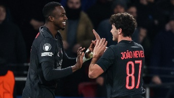 Willian Pacho celebra su gol con el París Saint-Germain contra el Tottenham por la quinta jornada de la fase inicial de la Champions League (AFP)