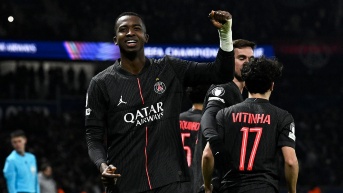 El defensa del París Saint-Germain, Willian Pacho, celebra su gol contra el Tottenham por la Champions League (AFP)