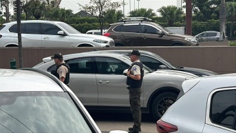 Imagen del auto acribillado en la Vía Samborondón, la mañana de este miércoles 26 de noviembre. (Redes sociales)