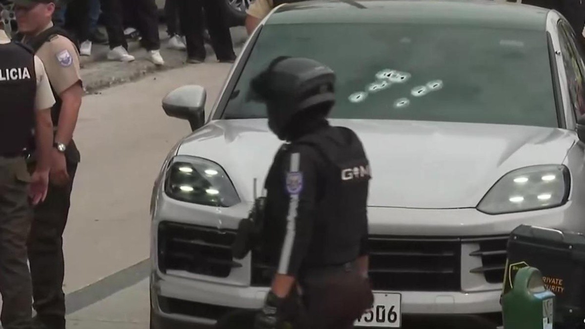 Imagen del vehículo de lujo baleado en La Puntilla, Samborondón, la mañana de este 26 de noviembre del 2025. (Televistazo)