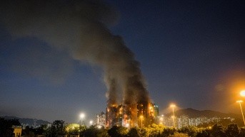 El incendio de varios bloques de viviendas en el distrito de Tai Po en Hong Kong. (LEUNG MAN HEI / EFE)