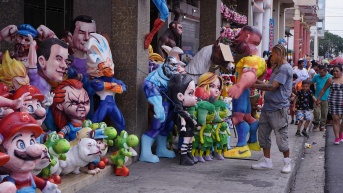 Imagen del 27 de diciembre de 2024 de la calle 6 de Marzo, en Guayaquil, donde se venden monigotes. (API)