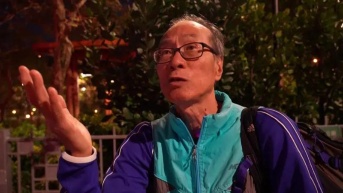 Desde hace muchos años, Harry Cheung vive en uno de los edificios de Wang Fuk Court. (BBC News Mundo)