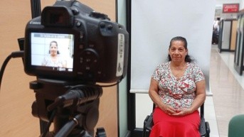 Una usuaria es atendida en el Registro Civil. (Cortesía del Registro Civil)