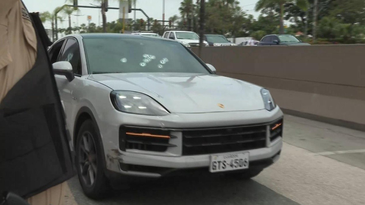 Imagen del auto Porsche Cayenne baleado en La Puntilla, Samborondón, el 27 de noviembre de 2025. (Televistazo)