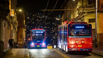 Dos trolebuses circulando en la avenida Maldonado, más arriba de La Recoleta en el centro de Quito. (Cortesía de la Empresa de Pasajeros)