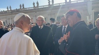 Captura de pantalla, Papa León XIV junto al director, Juan Xavier Cordovez en el centro derecha y el cardenal Luis Cabrera derecha. (Instagram @juntadebeneficencia.ec)