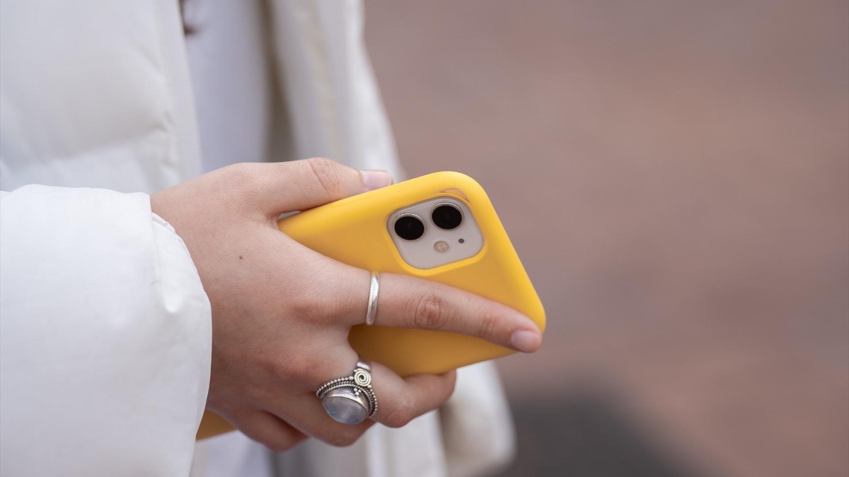 Una persona usa el teléfono móvil, a 1 de febrero de 2024, en Barcelona, Catalunya (David Zorrakino / Europa Press)