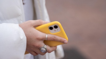 Una persona usa el teléfono móvil, a 1 de febrero de 2024, en Barcelona, Catalunya (David Zorrakino / Europa Press)