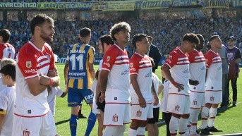 Los jugadores de Estudiantes de La Plata protestan contra la Asociación de Fútbol Argentino (AFA) y reciben de espaldas a Rosario Central, campeón de la Liga Argentina (Foto: Internet)