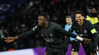 Willian Pacho celebra con Marquinhos su gol en la victoria del PSG sobre el Tottenham en la Champions League. (EFE)