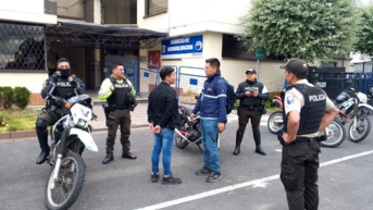 Momento en que el sospechoso fue detenido, en Quito. (Cortesía de AMC)
