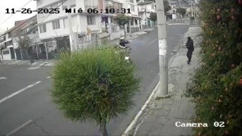 Momento en el que los delincuentes disparan contra el guardia de seguridad. (Captura de video)