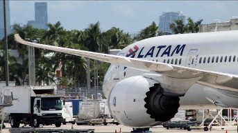 Avión de LATAM en un aeropuerto. (Foto: Internet)