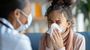 Niño enfermo soplando su moco en un pañuelo. (Freepik)