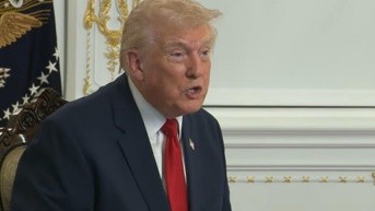 Captura de video tomado de una transmisión de la Casa Blanca del presidente de Estados Unidos, Donald Trump, durante una declaración este jueves, desde Palm Beach (FL, EE.UU.) (Casa Blanca / EFE)