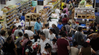 Gran cantidad de personas en un supermercado de Guayaquil. (API)
