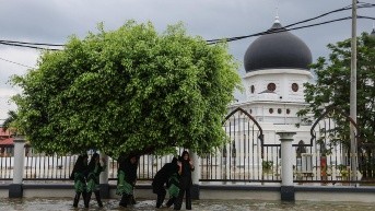 Estudiantes tratando de caminar en Malasia este jueves 27 de noviembre. (EFE)