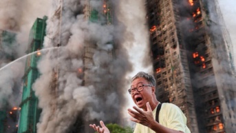 Hong Kong registra al menos 55 muertos y cientos de desaparecidos tras un voraz incendio en un complejo de rascacielos. (RRSS)