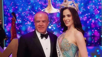 Raúl Rochay Fátima Bosch en la coronación de Miss Universo México. (RRSS)