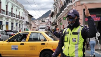 Agente de tránsito realizando controles. (@transitoquito)