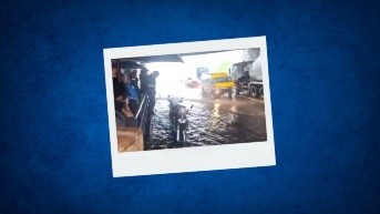 Una de las inundaciones registradas esta tarde, en la avenida Juan Bautista Aguirre. (Cortesía del ECU 911)