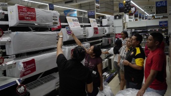 Desde tempranas horas compradores colmaron el hipermercado Coral, ubicado en la Avenida Carlos Julio Arosenena, aprovechando las ofertas del Black Friday. (César Muñoz/API)