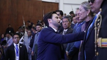 Niels Olsen, presidente de la Asamblea, saluda con Anabella Azín, madre del presidente Daniel Noboa. (Flickr de Asamblea Nacional)