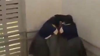 Captura del video de las estudiantes agrediendo a su profesora. (Foto: Internet.)