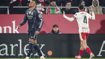 El delantero francés del Real Madrid, Kylian Mbappé, lamentó la derrota del cuadro madrileño ante el Girona en la Liga de España. (EFE)