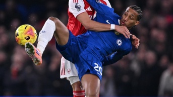 Chelsea de Moisés Caicedo igualó con el Arsenal de Piero Hincapié en la Premier League. (EFE)