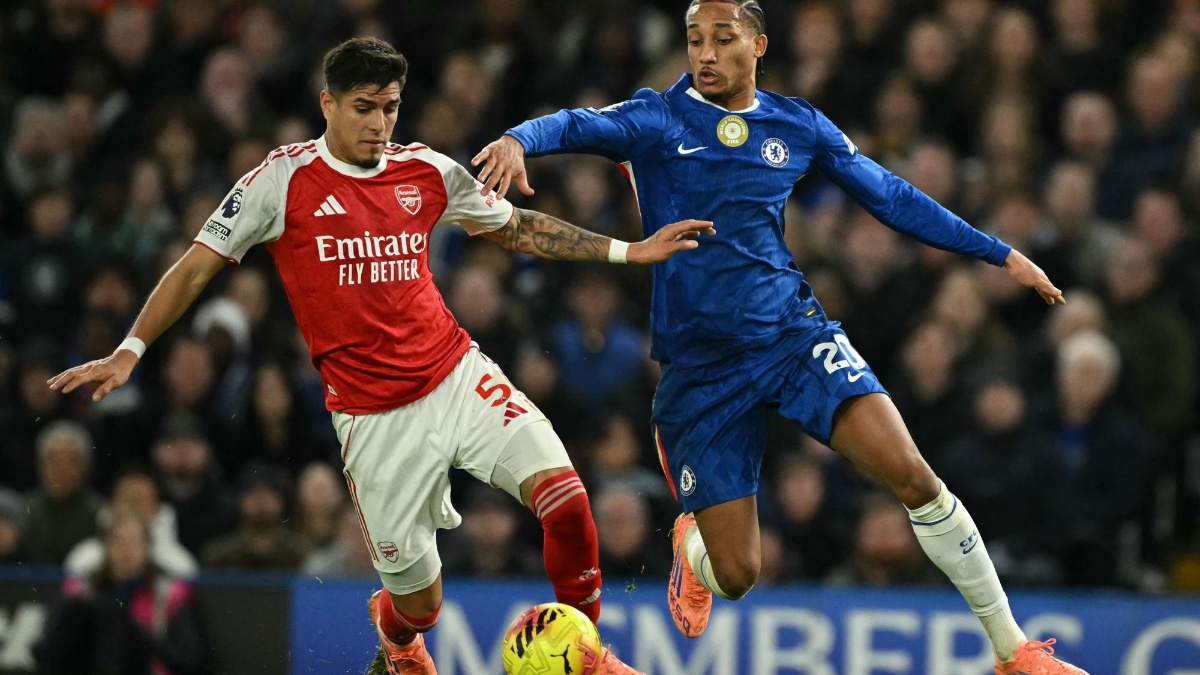Piero Hincapie en una jugada ante Joao Pedro durante el duelo Arsenal vs. Chelsea. (AFP)