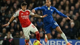 Piero Hincapie en una jugada ante Joao Pedro durante el duelo Arsenal vs. Chelsea. (AFP)