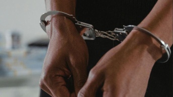 Imagen referencial para graficar a un detenido. (Pexels)