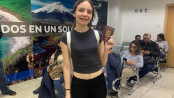 Una usuaria del Registro Civil, en Quito, muestra su pasaporte. (Cortesía del Registro Civil)