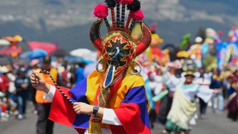 Uno de los tradicionales desfiles que se realizan por Fiestas de Quito (Cortesía de Quito Informa)
