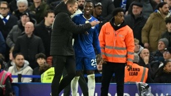 Moisés Caicedo salió expulsado ante el Arsenal por la Premier League (JUSTIN TALLIS / AFP)