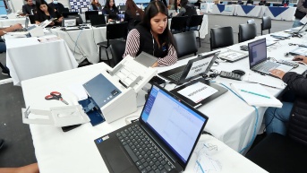 Reconteo de actas de la consulta popular 2025. (Flickr CNE)