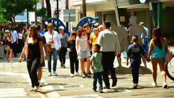 La calle Panamá, reconocida por la actividad gastronómica y cultural durante el día, está impulsando también la actividad nocturna. (Municipio de Guayaquil)