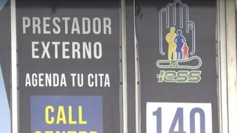 Cartel de un prestador de servicio del IESS. (Foto: Televistazo)